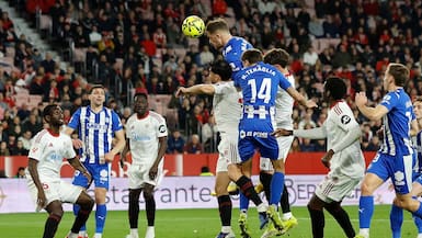 A cuatro puntos del descenso: Sevilla de Suazo y un ausente Alexis Sánchez empata con Alavés y no puede salir del fondo