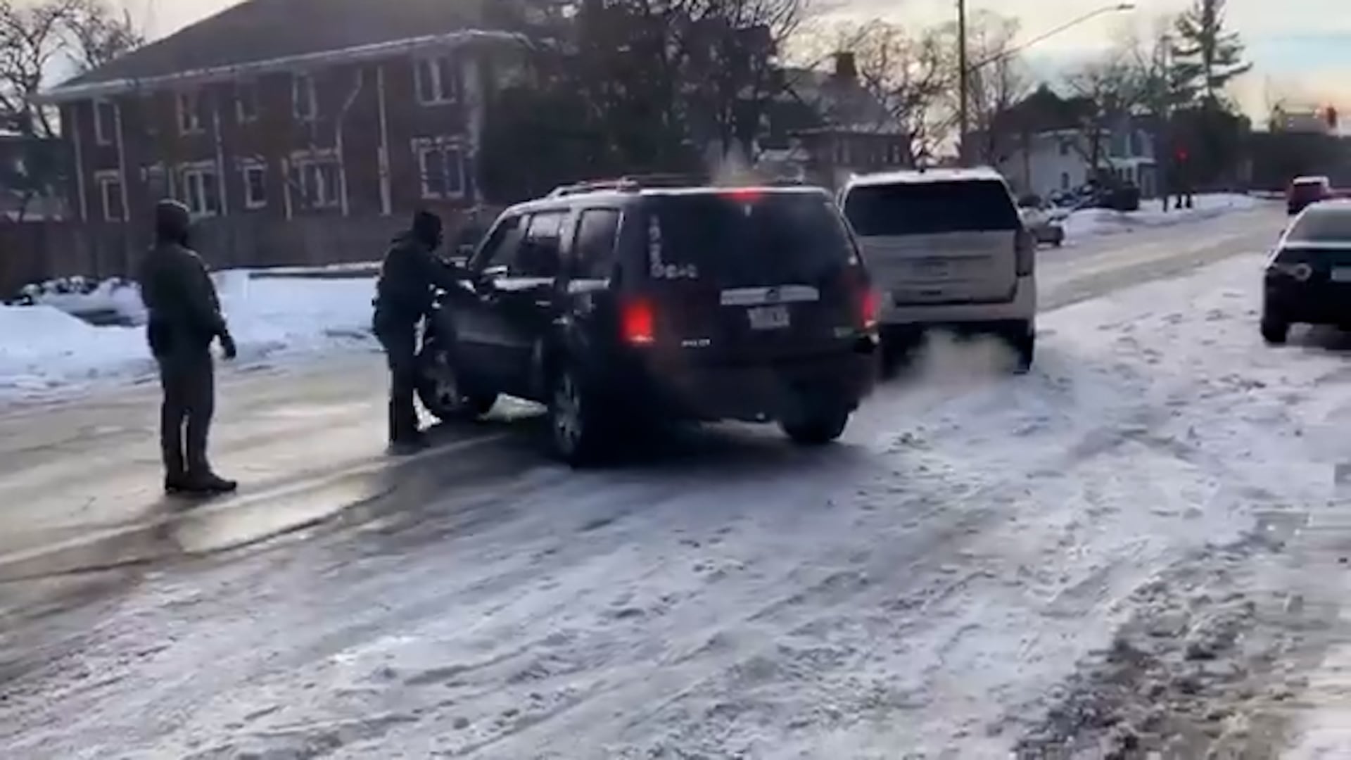 Presidente Trump defiende a agente de ICE tras tiroteo que dejó una mujer muerta