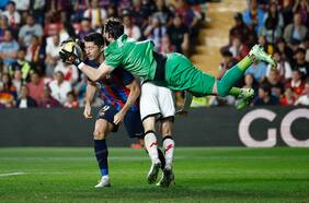 El Barcelona se cae en Vallecas y no aprovecha la derrota del Real Madrid