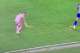 Problemas para Robbie Robinson: delantero que rechazó a la Roja vomita en pleno debut de Messi