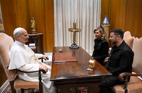 León XIV inicia pontificado con misa donde llama a unidad y paz global y se reúne con Zelensky