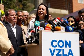 Agentes de la inteligencia venezolana rodean la sede del partido de la opositora María Corina Machado