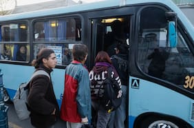 Aglomeraciones en paraderos tras paro de microbuseros en el Gran Valparaíso