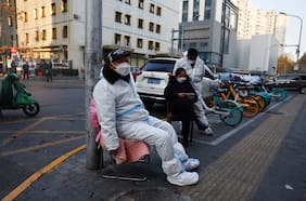 China amplía las restricciones por Covid en medio de disturbios en la mayor fábrica de iPhone