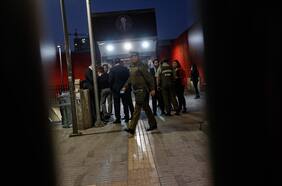 Funcionario de la PDI frustra a tiros asalto al interior de estación de Metro Matta: hay dos heridos