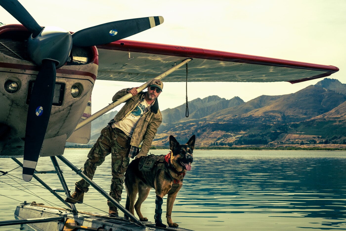 El veterano de guerra James Belmont (Brad Pitt) y su perro Odín (Uber) en El Corazón de la Bestia, de David Ayer.