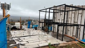 Poduje denuncia desprendimiento de muro de vivienda en reconstrucción en El Olivar: casi aplasta a un guardia de seguridad