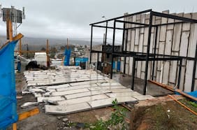 Poduje denuncia desprendimiento de muro de vivienda en reconstrucción en El Olivar: casi aplasta a un guardia de seguridad