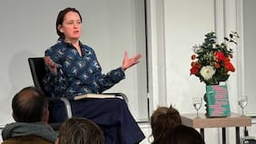 Alex Bollen, autora de Motherdom: “La sociedad nos está fallando a las madres”