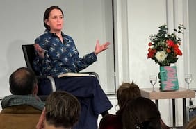 Alex Bollen, autora de Motherdom: “La sociedad nos está fallando a las madres”