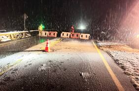 Intensa nevazón obliga al cierre temporal de la Carretera Austral en Chaitén: se habilitará durante el día