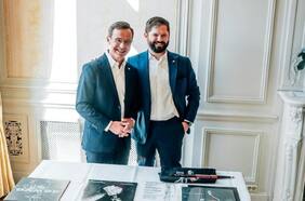 Boric recibe colección de vinilos de regalo en Suecia