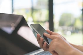 Estudio revela “preocupante” número víctimas de estafas financieras por redes sociales: la mayoría son hombres