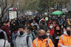 Como si fuera día normal: Las imágenes que registran aglomeraciones en el centro de Santiago en plena pandemia