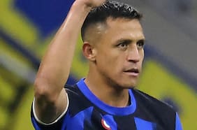 Alexis Sánchez recibe un particular agradecimiento de Javier Zanetti tras ganar la Supercopa con el Inter