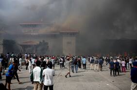 Incendian parlamento de Nepal y muere quemada esposa del exprimer ministro en medio de violentas protestas