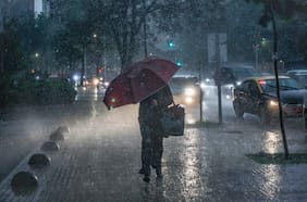 RM bajo alerta por nuevo sistema frontal: suspenden clases el martes en 10 comunas y se definen 3 perímetros de seguridad