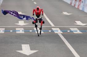 El robot humanoide que terminó una carrera más rápido que cualquier persona en la historia