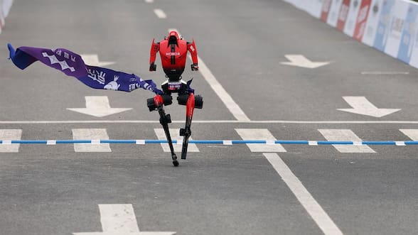 El robot humanoide que terminó una carrera más rápido que cualquier persona en la historia