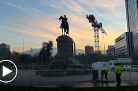 Monumento a Baquedano queda a la vista tras retiro de muros