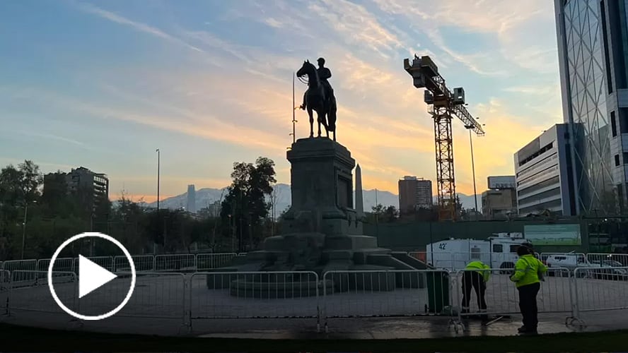 Monumento a Baquedano queda a la vista tras retiro de muros