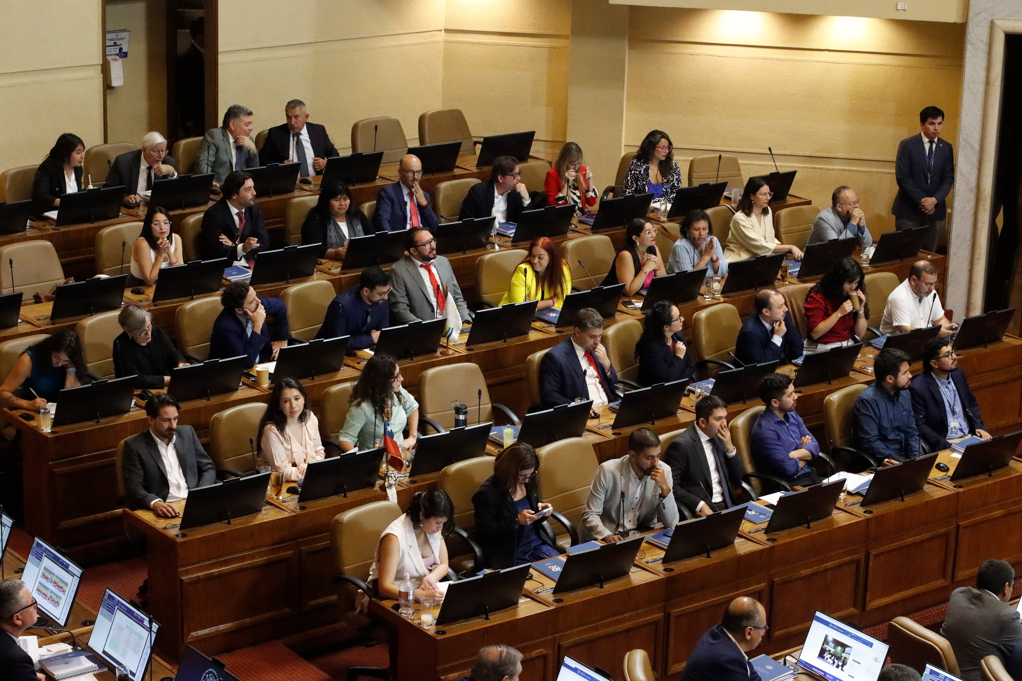 Diputados opositores y del PDG ingresan requerimiento al TC contra ley de Escuelas Protegidas