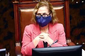 “Fue una frase que estuvo de más”: La revuelta de los impulsores del proyecto de postnatal contra la presidenta del Senado