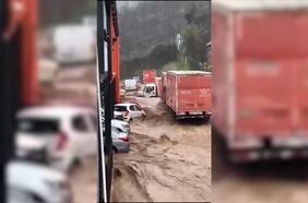 Inundaciones arrastran vehículos en Limache