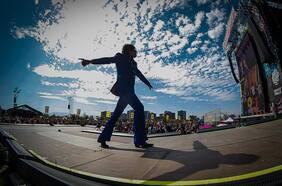 El otro negocio de Lotus en Lollapalooza: grabado de vidrios de autos