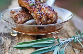 Costillas de cerdo en adobo de miel, vinagre y salvia
