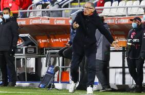 “Se lo dijimos al revés”: la instrucción equivocada del cuerpo técnico de la UC a Orellana que saca de quicio a Ariel Holan