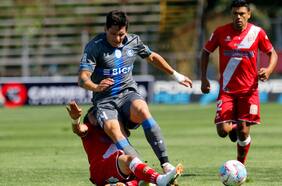 Curicó vence a la UC en el partido más singular de 2020