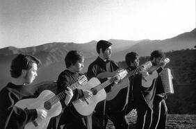 “Tu vida, mi vida, no se pondrán de acuerdo”: Los Bunkers reeditan el videoclip de “Entre mis brazos”