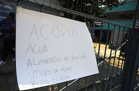 La carrera del gobierno para reubicar a los albergados de los colegios antes del inicio del año escolar