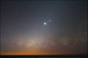 La inusual alineación de Venus, Marte y la luna creciente que ocurrirá esta semana