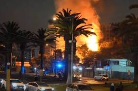 Dos sujetos detenidos dejó banderazo de los hinchas de U. de Chile que terminó en incendio