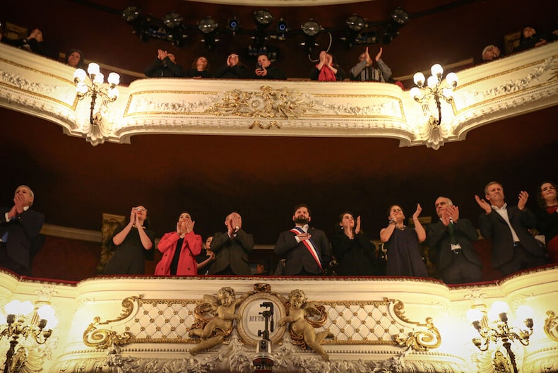 El presidente de la república asiste a la gala del teatro municipal junto a su pareja Edwin Navarro/Aton Chile