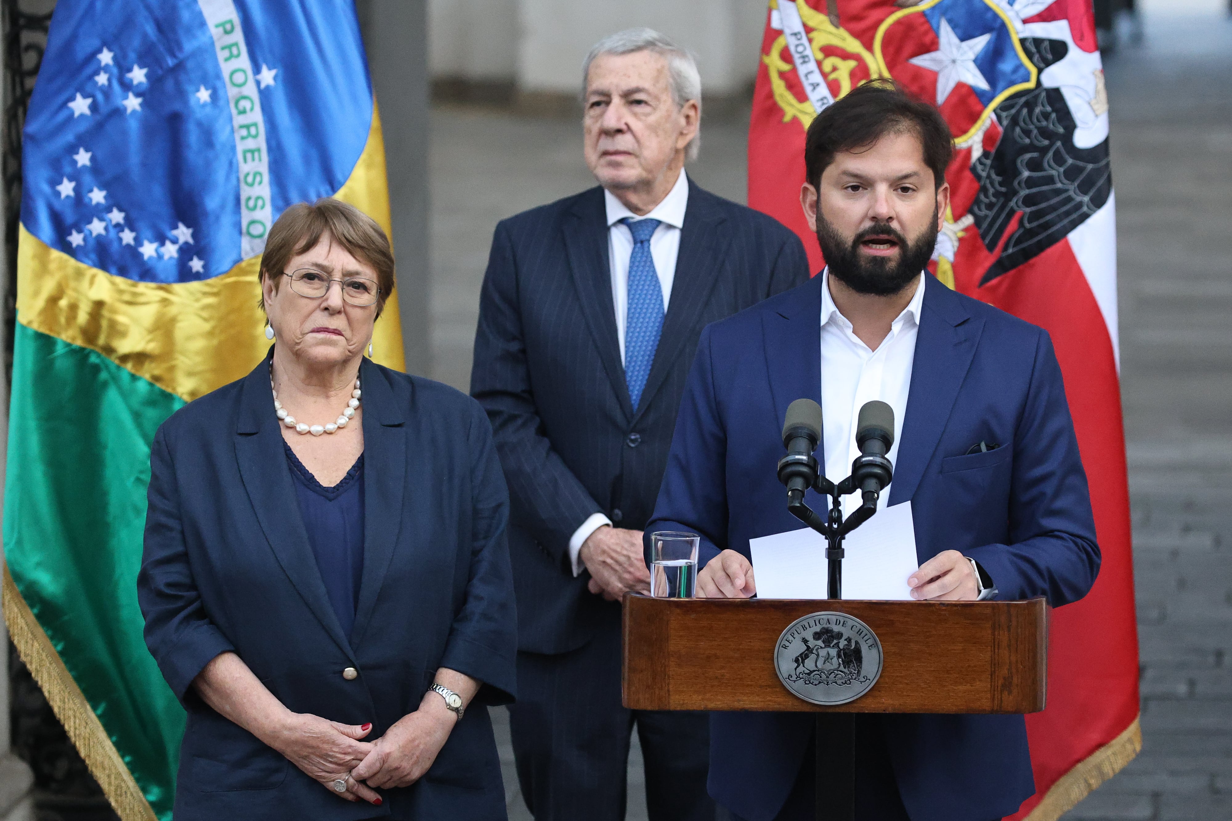 Desde “nos deja muy mal parados” a “dice mucho del momento que vivimos”: mundo político reacciona al llamado de Boric y Bachelet por Escudo de las Américas