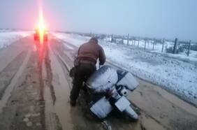 Estaba semicongelado e inconsciente: carabineros rescatan a motoquero brasileño en Tierra del Fuego