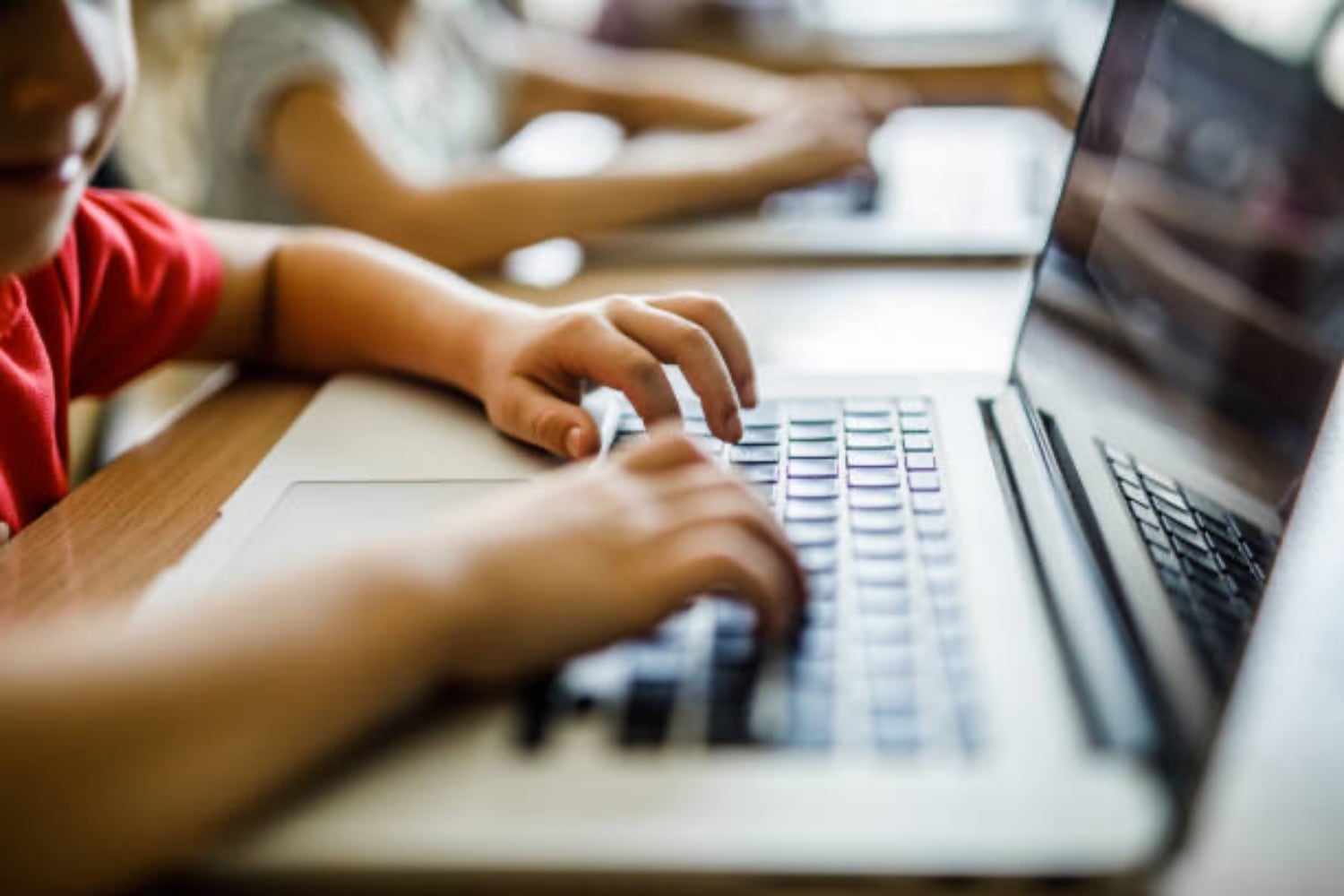 Defensoría de la Niñez advierte que riesgos digitales no se solucionan solo con control parental