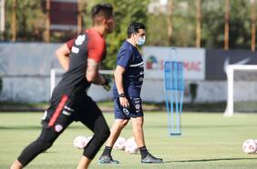 Roberto Navajas, preparador de arqueros de la Roja: “Si los chicos de 20 años no juegan en Primera, será un gran problema en Chile”