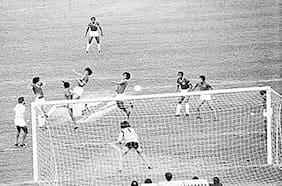 Cuando Elías Figueroa pasó a ser Dios en Brasil: los 50 años del Gol Iluminado