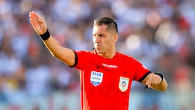 Moneda de dos caras: el singular sorteo de Cristián Garay que llena de burlas a Chile