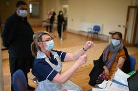 Apoyo a la inoculación contra el Covid-19 crece tras inicio de campañas de vacunación en el mundo