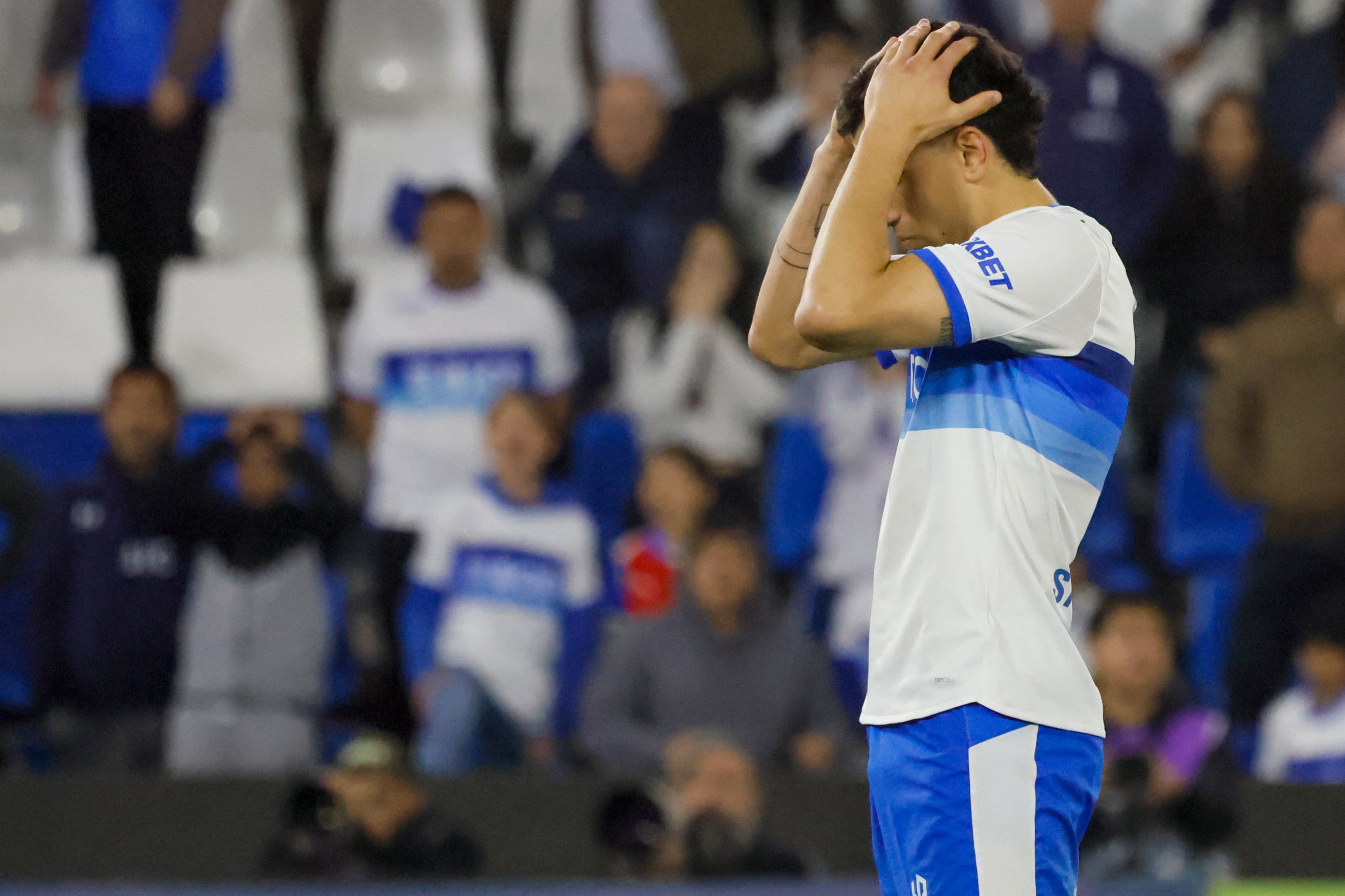 Un cuerpo médico cuestionado y la cancha del Claro Arena bajo la lupa: la trama detrás de las múltiples lesiones en la UC
