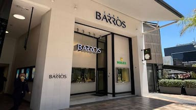 Empresa de relojes que usaba Napoléon pide a la firma chilena Casa Barros dejar de usar su marca Leroy