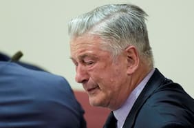 Jueza desestima cargos contra Alec Baldwin por homicidio involuntario