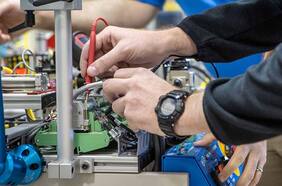 Las carreras que las mujeres no estudian: electricidad y mecánica