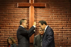 Pesimismo, miedo, desconfianza y desesperanza: el crudo análisis de la sociedad chilena del nuevo rector de la PUC en su primer discurso