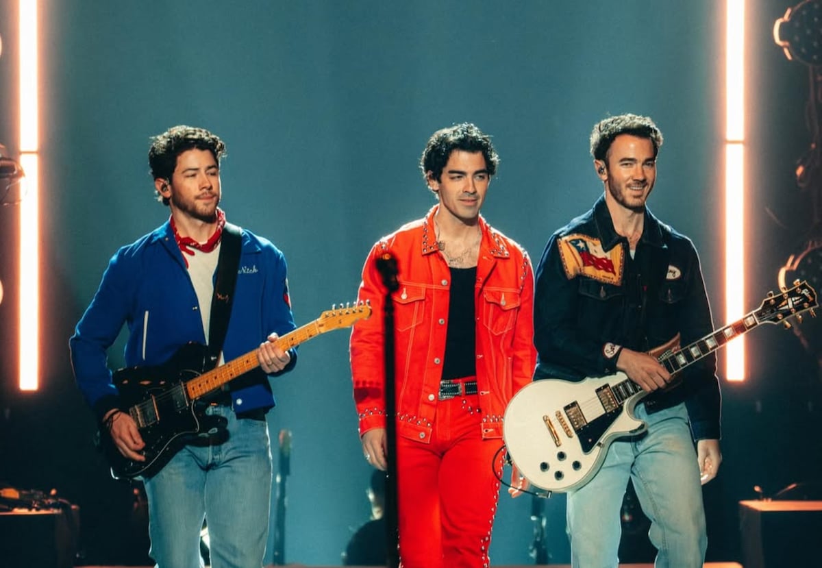 Katteyes irrumpe en el escenario de los Jonas Brothers en Chile — image 2